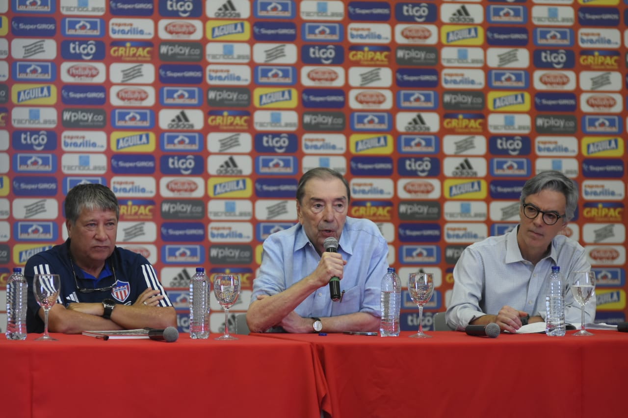 El máximo accionista de Junior Fuad Char durante la rueda de prensa, con el director técnico Hernán Darío Gómez y el presidente de la institución Alejandro Arteta.