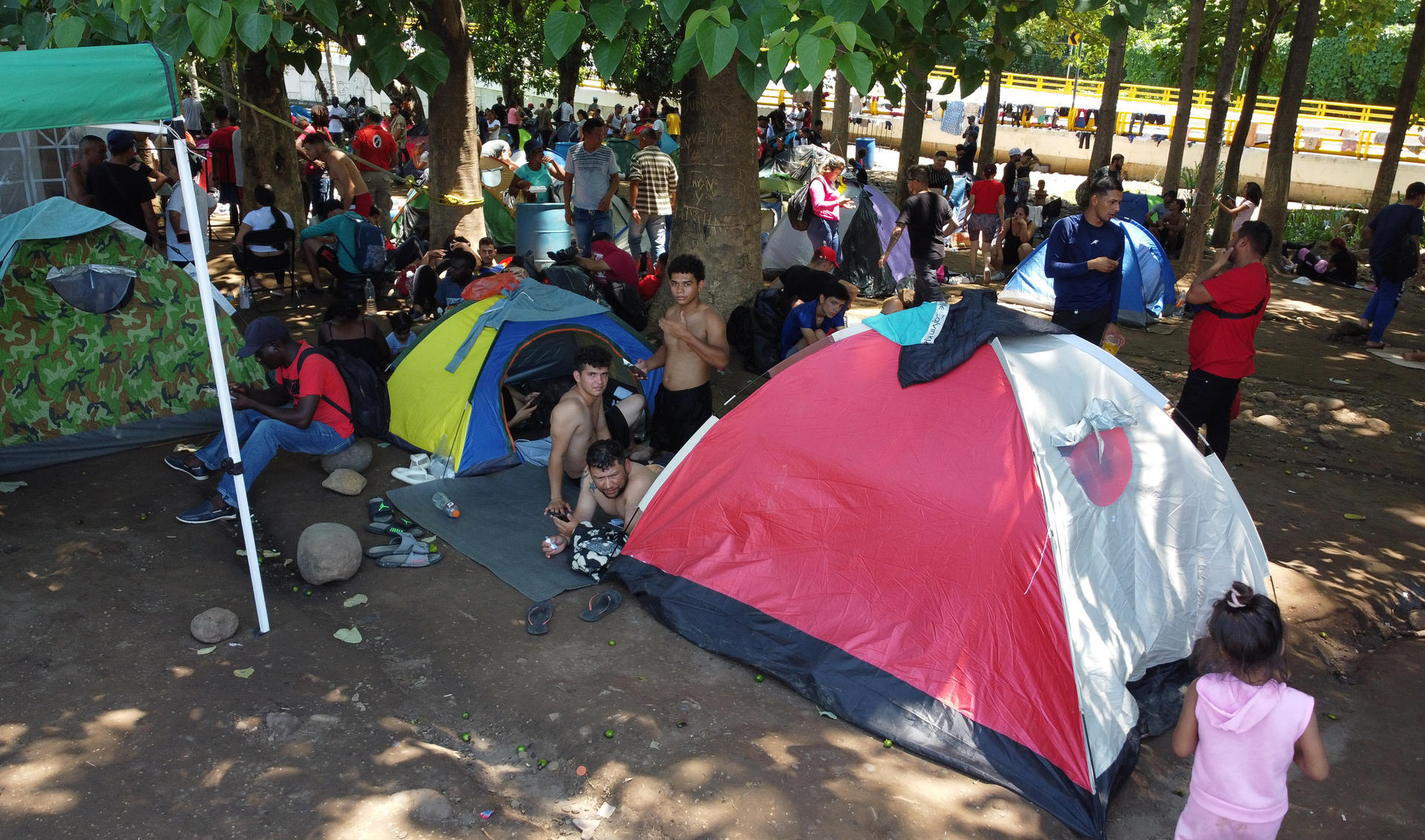 Migrantes colombianos varados en la frontera de México.