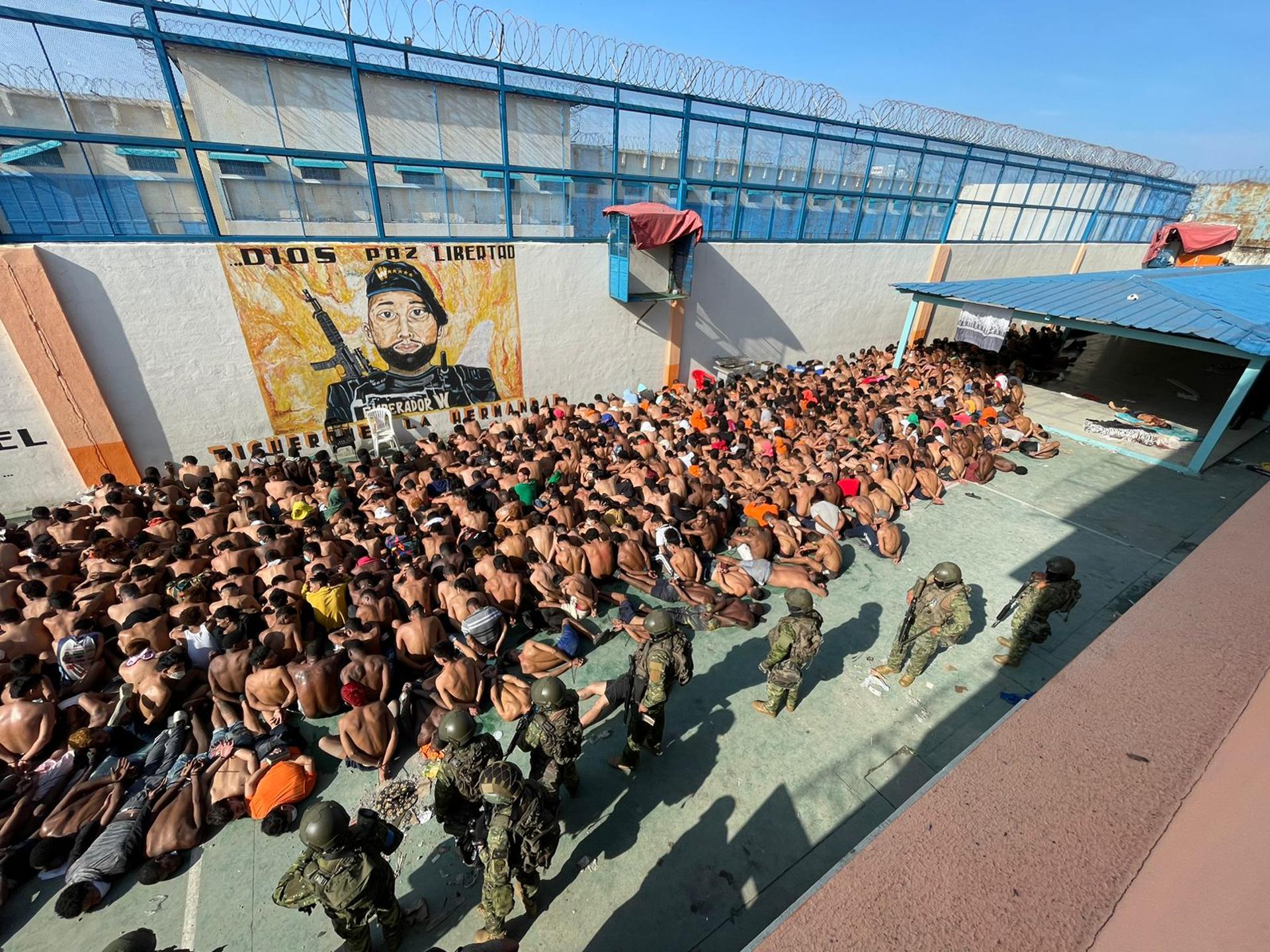 Las Fuerzas Armadas tras retomar el control en la Penitenciaría Litoral. 