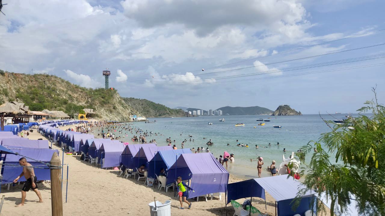 Playas de Santa Marta en temporada de vacaciones de mitad de año.