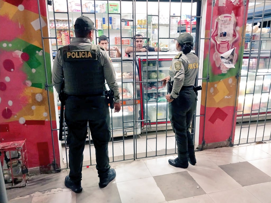 Policías de Barranquilla patrullando