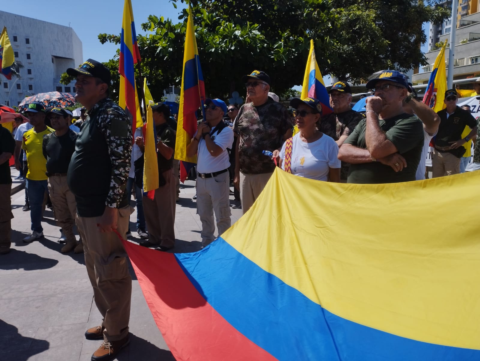 Reservistas y veteranos en la concentración en la Plaza de La Paz.
