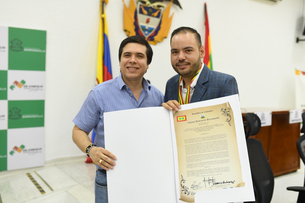 El concejal Andrés Ortiz Hernández y el  fotógrafo barranquillero Santiago Castro Pión.