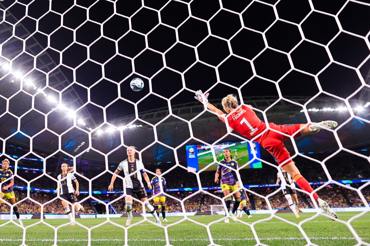 El balón impactado por Manuela Vanegas rumbo al fondo de la red de Alemania. 