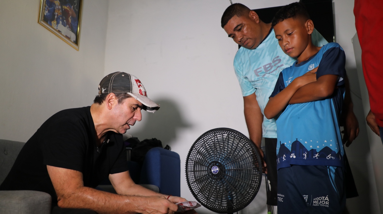 El candidato a la Alcaldía de Barranquilla, Alex Char, junto a residentes en Santo Domingo.