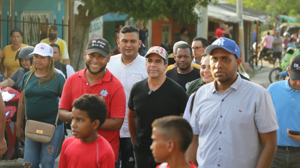 El candidato a la Alcaldía de Barranquilla, Alex Char, junto a la comunidad del barrio Santo Domingo.