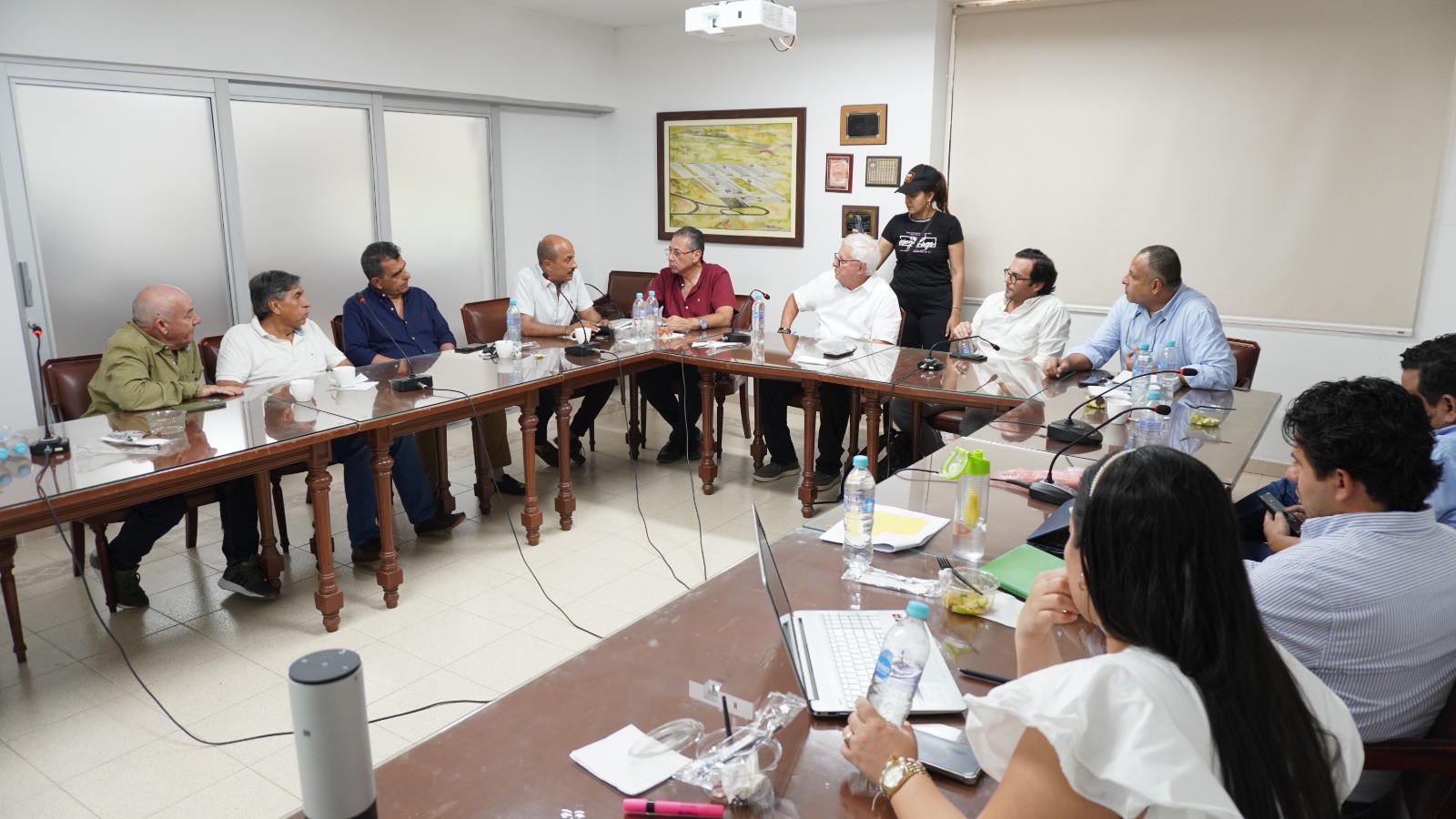 Imagen de reunión de Joao Herrera con  la junta directiva en pleno de la Gran Central de Abastos del Caribe.