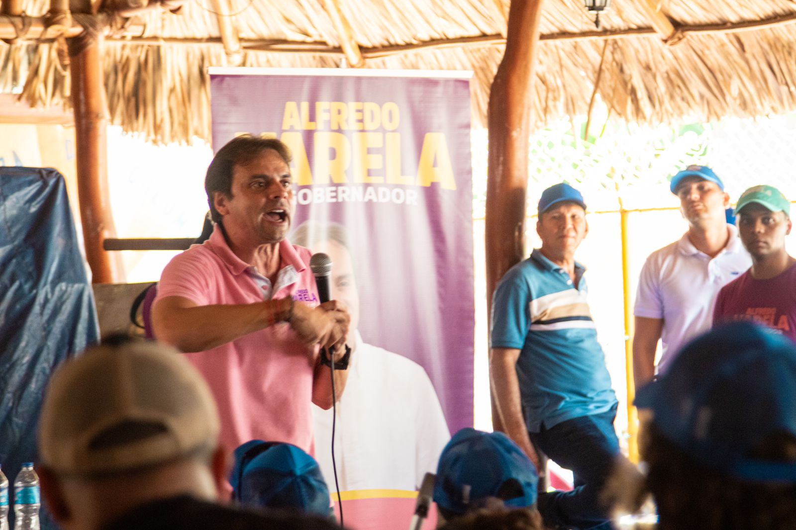 Alfredo Varela dialogando con la comunidad en la Oriental.