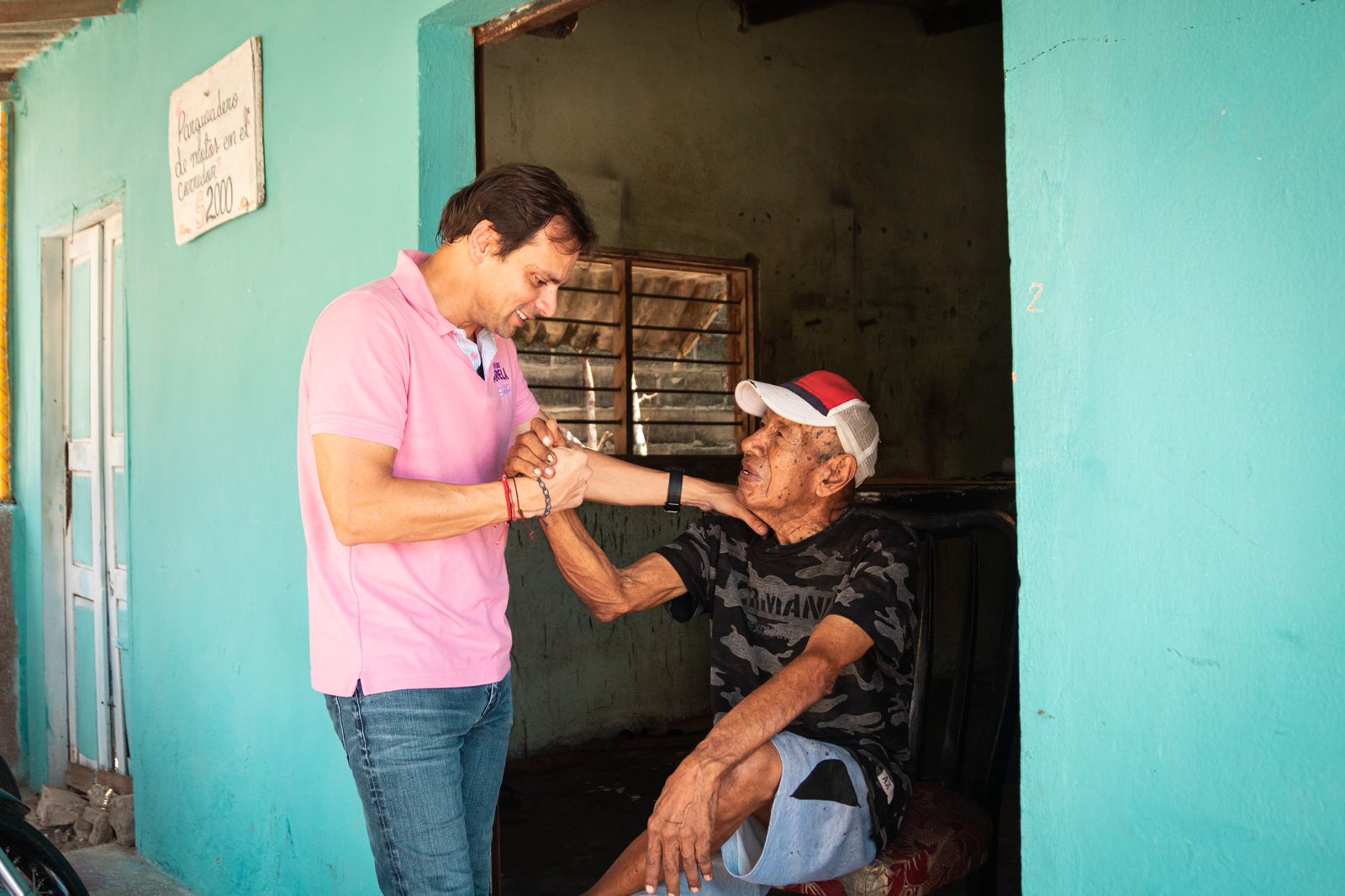 Alfredo Varela hablando con la comunidad.