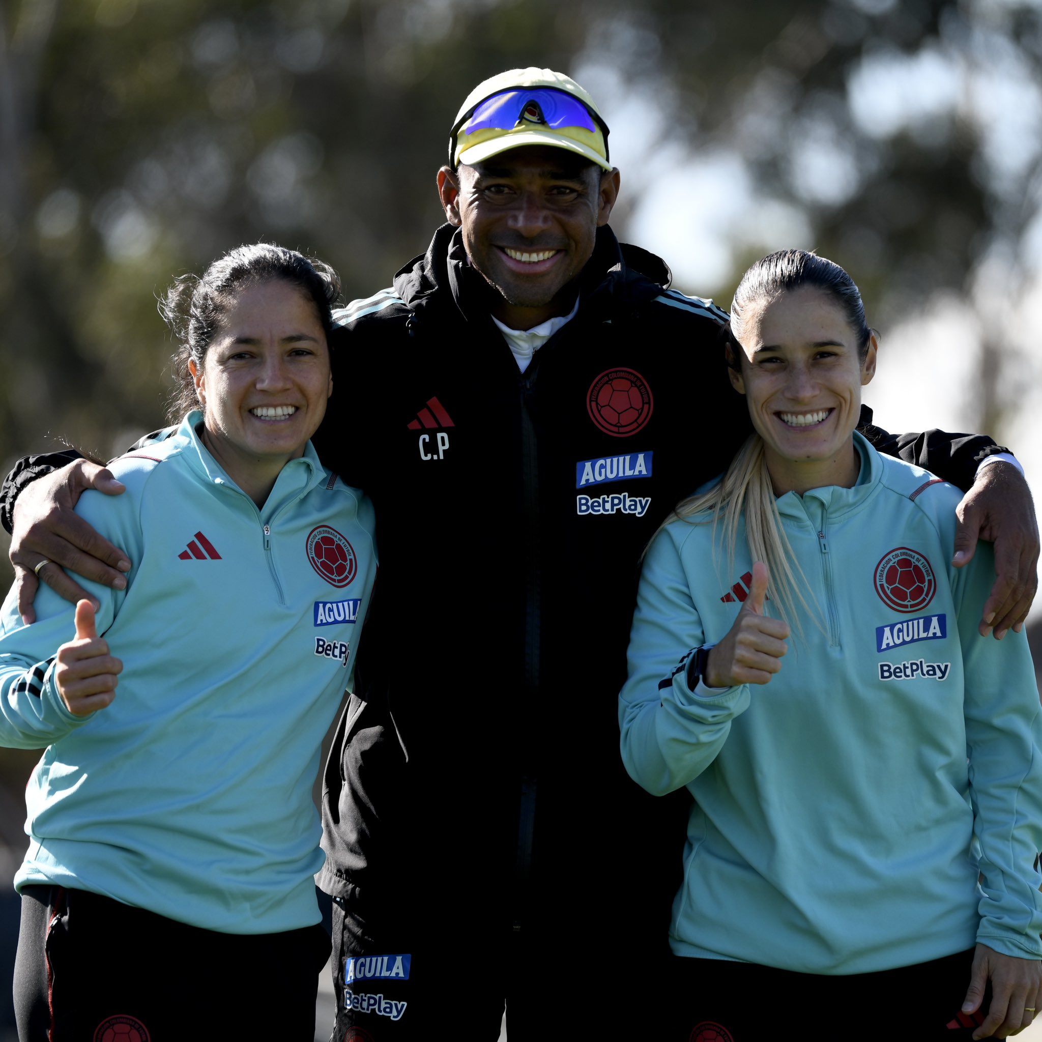 Pérez acompañado de Diana Ospina y la capitana Daniela Montoya. 