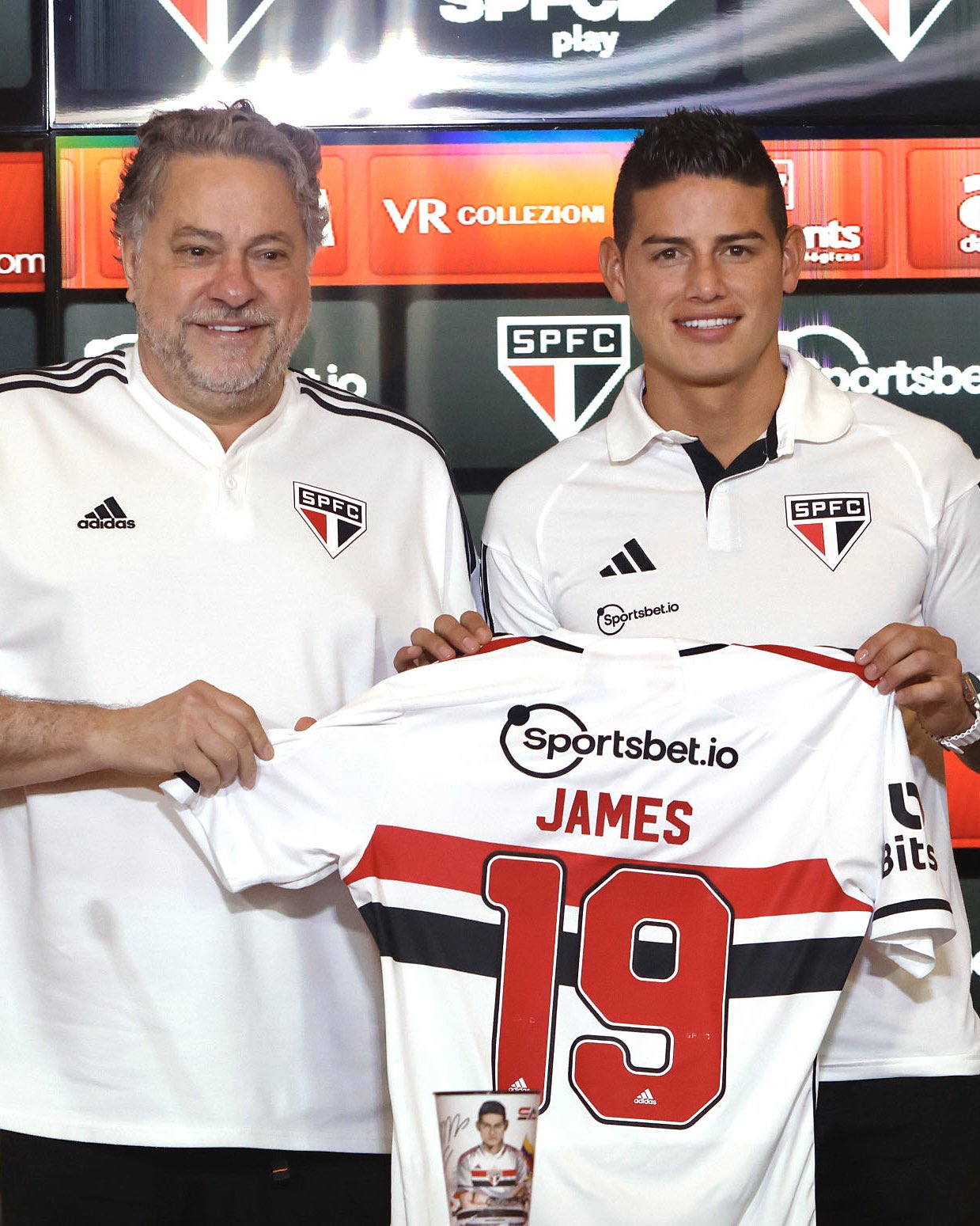 James posa con el presidente del Sao Paulo, Julio Casares. 