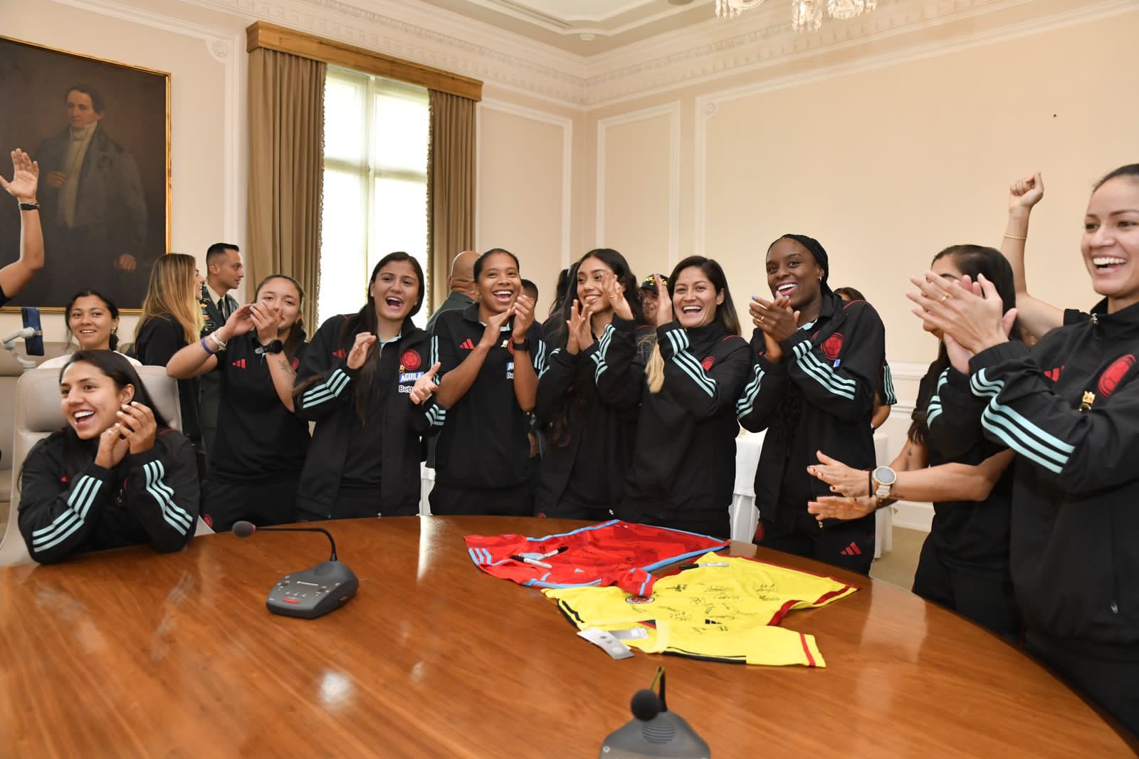 Integrantes de la Selección Colombia femenina en la Casa de Nariño.
