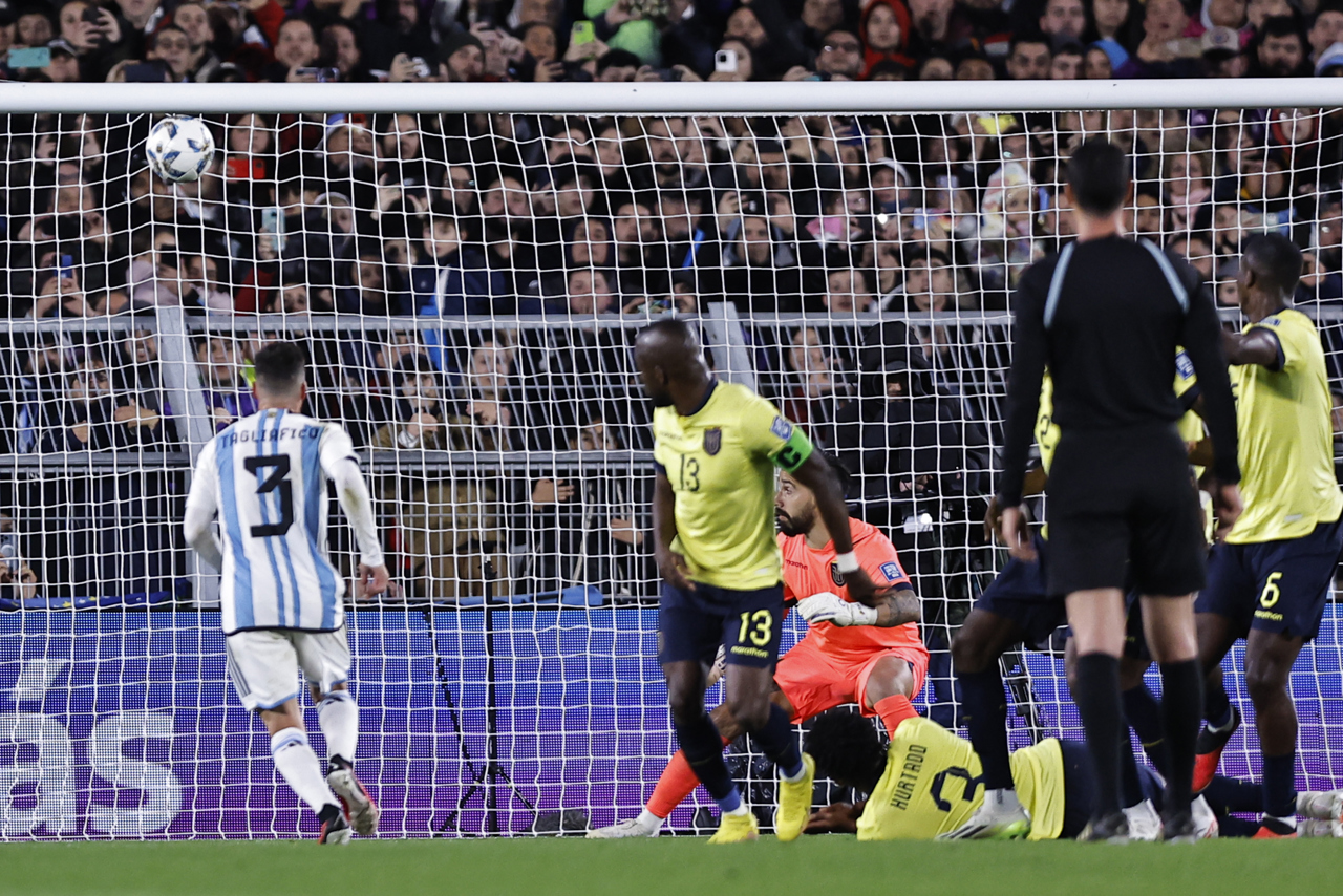 El impecable cobro de Lionel Messi que dejó estático al portero Galíndez.