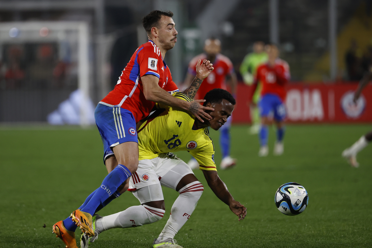 Jhon Arias protege la pelota ante la presión de Guillermo Maripán. 