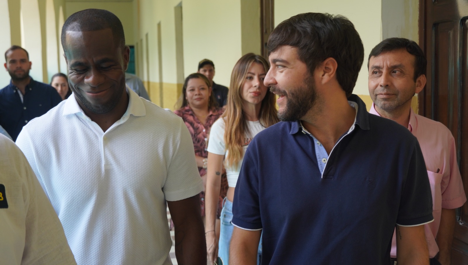 Jaime Pumarejo, Alcalde de Barranquilla junto al exfutbolista, Carmelo Valencia.