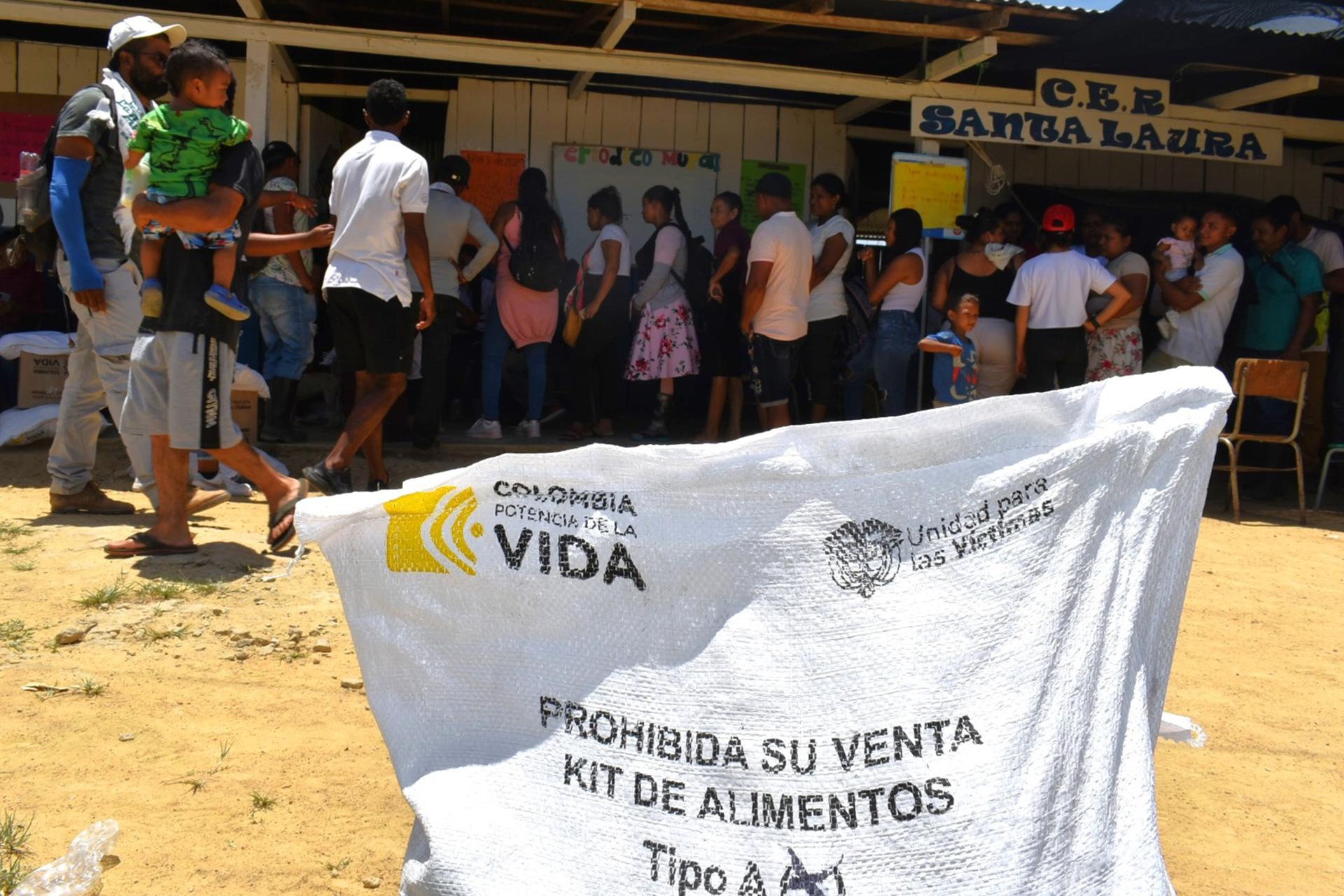Entrega de ayuda alimentaria que hace parte de los kits para los habitantes de la vereda Rancho Quemado, a cuatro horas de Segovia