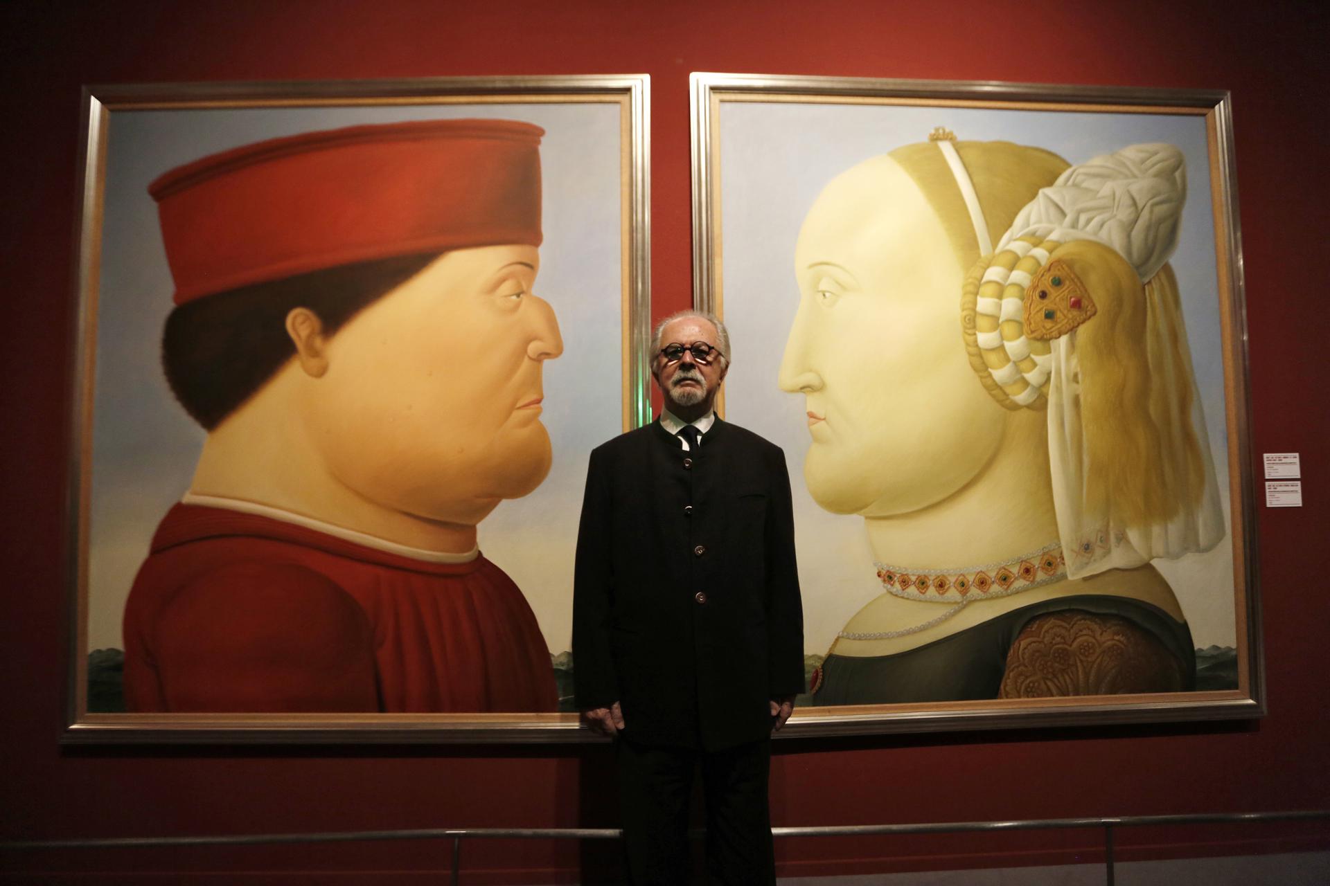 Fernando Botero con sus pinturas. 
