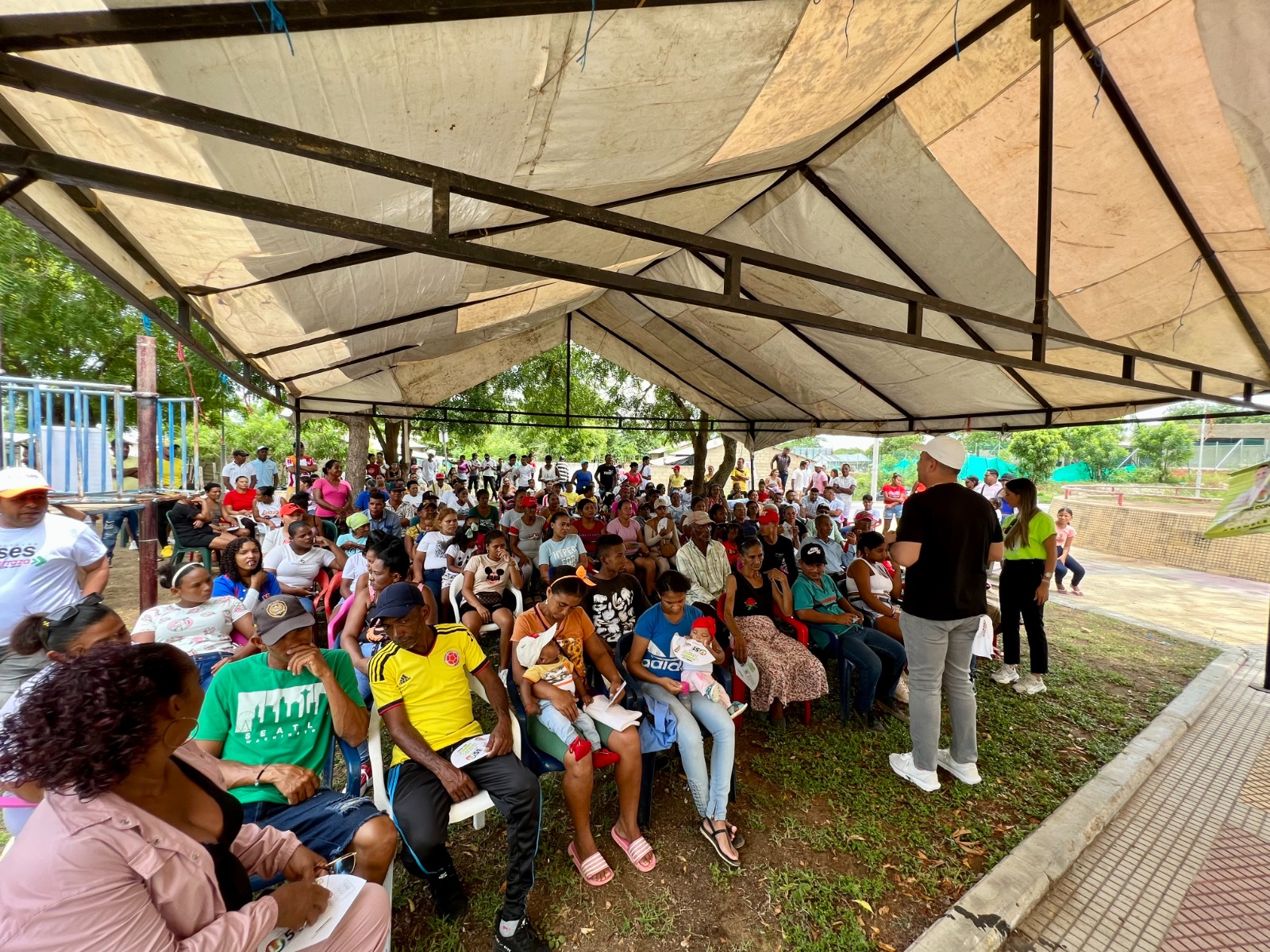 Harry Canedo, candidato a la Asamblea del Atlántico con la comunidad.