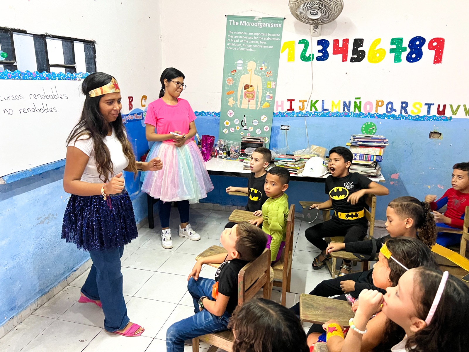 Profesora Liliana Leguía con los alumnos.