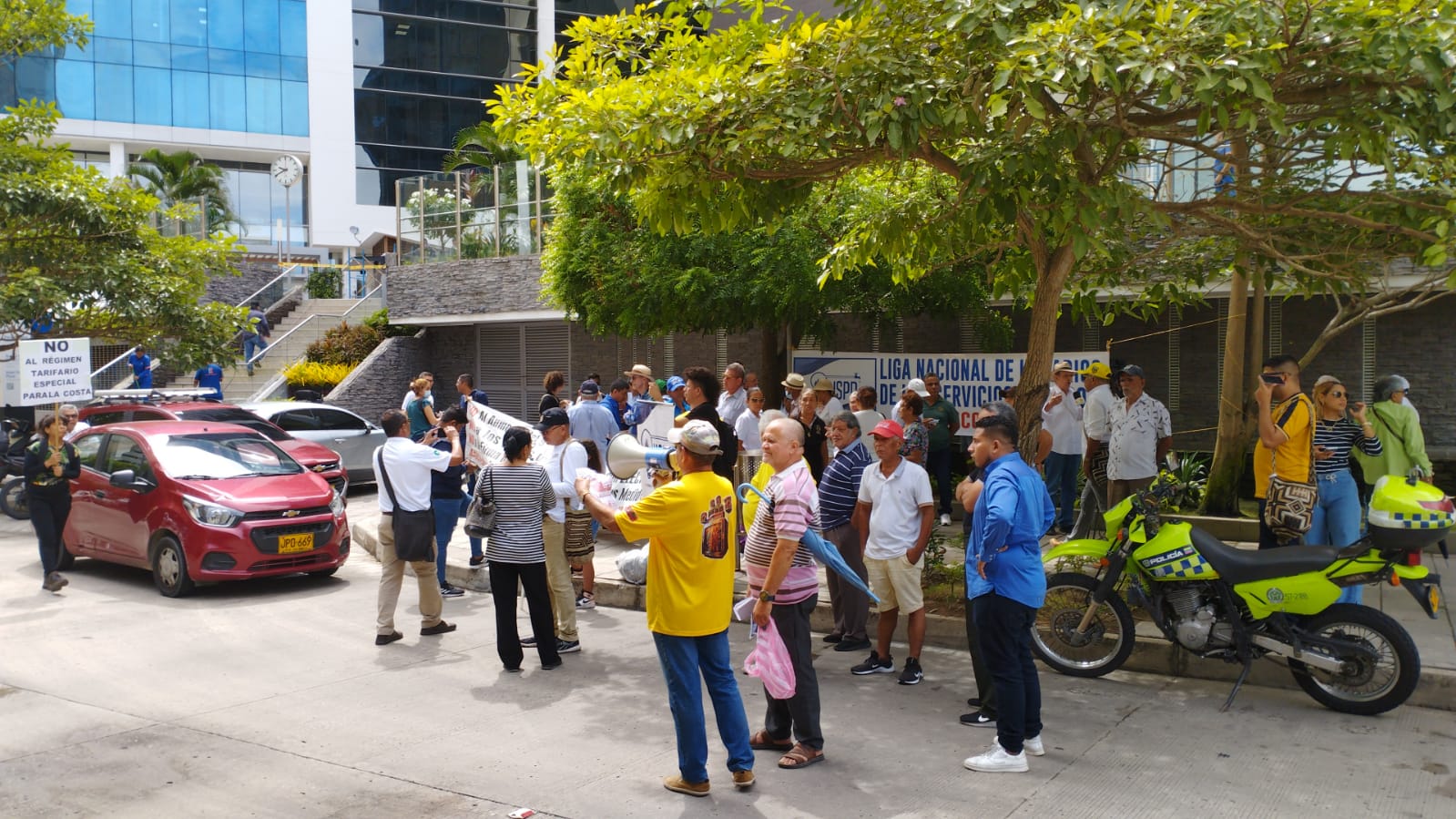 Protesta contra Air-e en su sede en el norte de Barranquilla