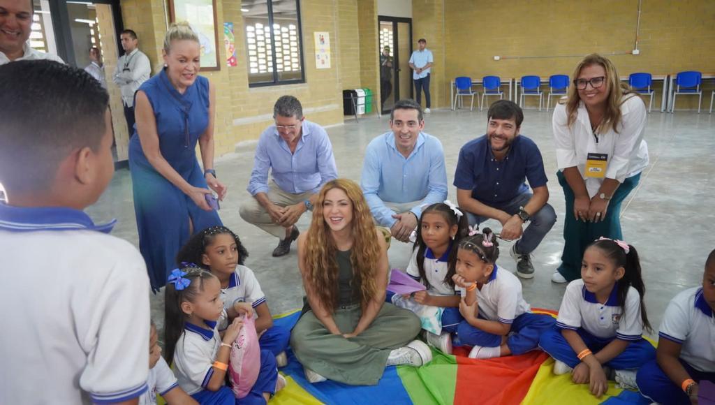 Shakira con los estudiantes beneficiados en el colegio Nuevo Bosque.