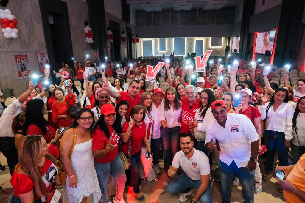 El candidato a la Gobernación del Atlántico, Eduardo Verano, junto a las mujeres que asistieron al evento.