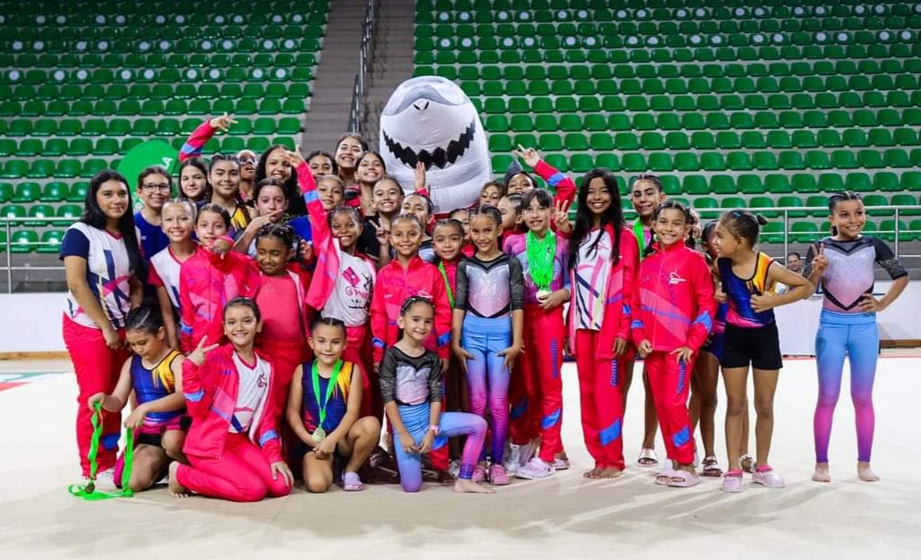 Grupo de participantes en el Caribbean Gymnastics Cup.