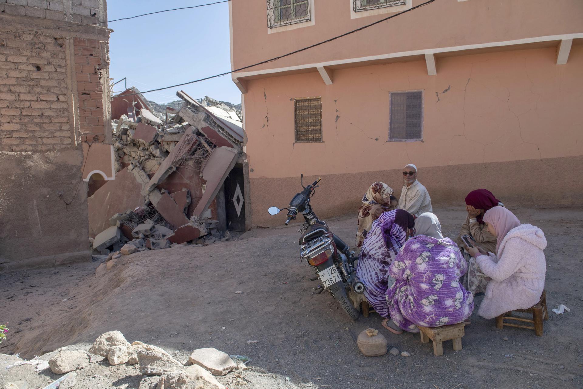 Sobrevivientes aguardan en una calle de Marruecos en medio del desastre que causó el terremoto de 7 grados