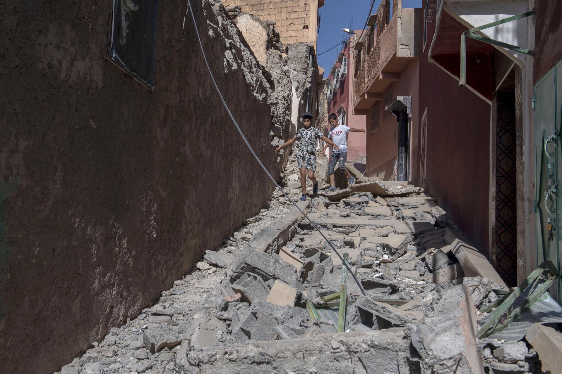 Dos niños caminan entre la destrucción que dejó el terremoto en Marruecos
