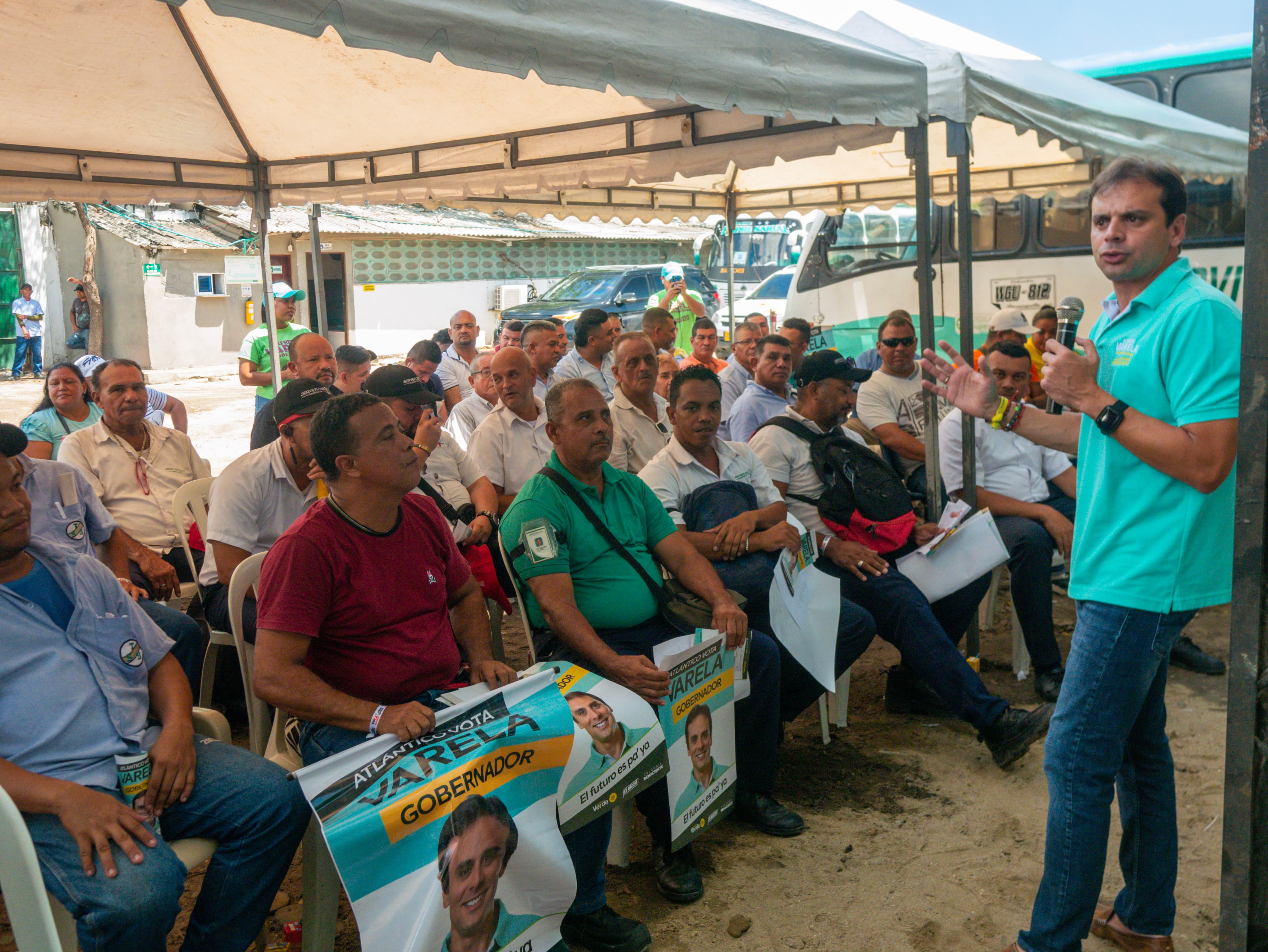 Alfredo Varela en reunión con sector transporte.