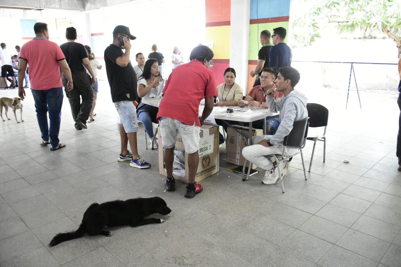 Mesas haciendo su trabajo en el colegio Francisco José de Caldas.