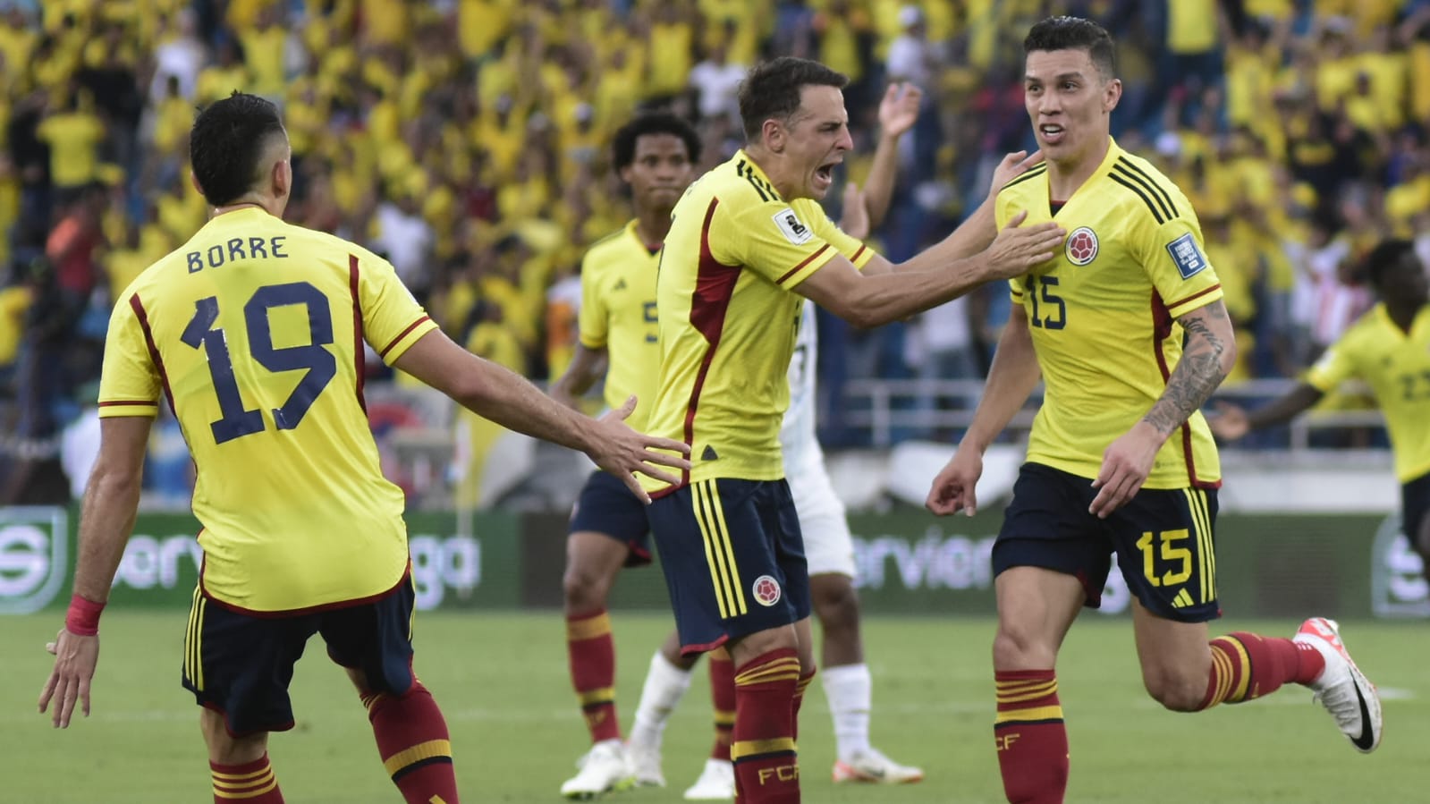 Matheus Uribe festejando su gol ante Uruguay.