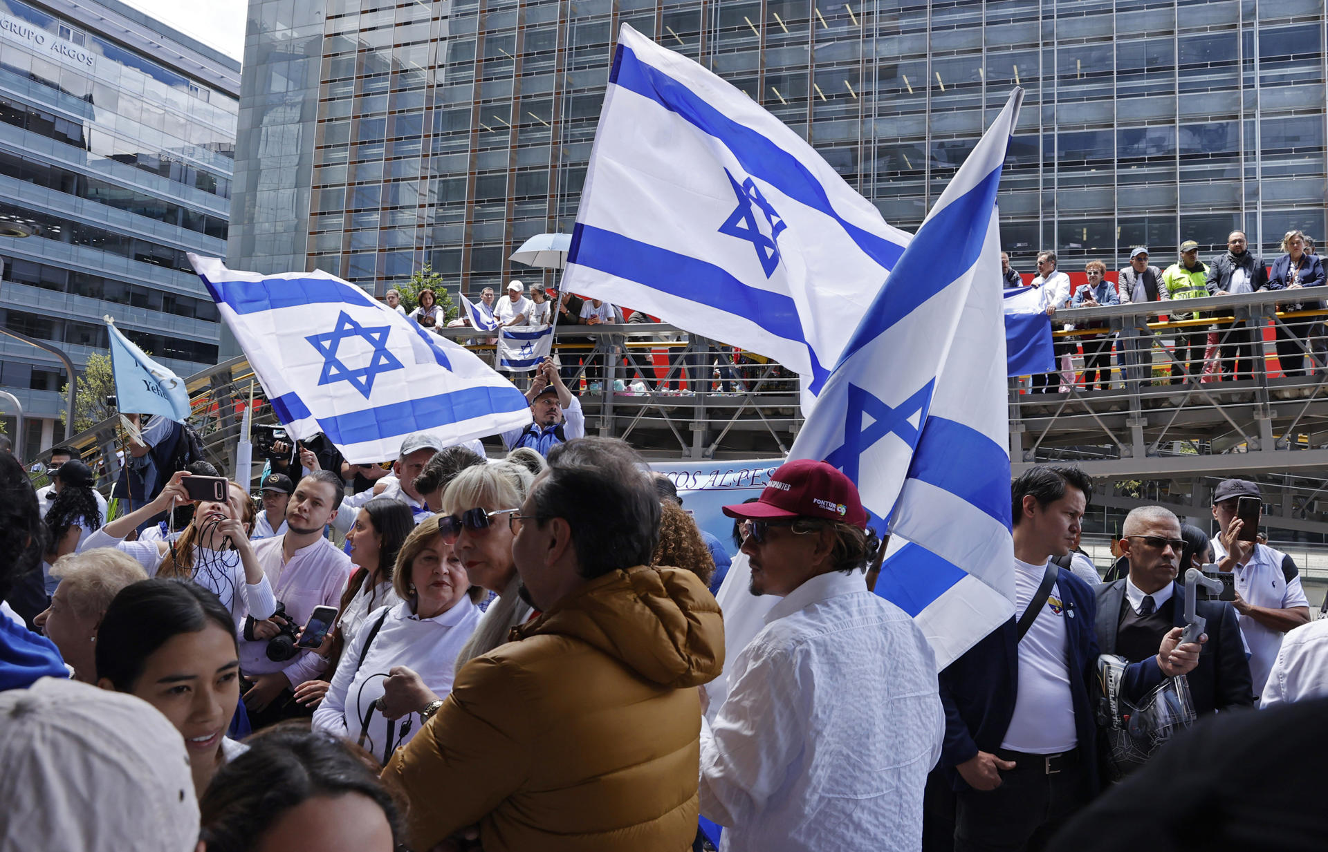 Colombianos apoyando al estado de Israel en Bogotá. 