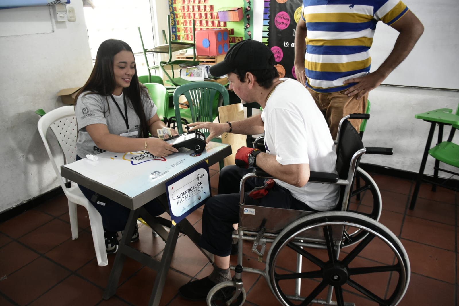 Ciudadano votando en el colegio Jorge Nicolás Abello.