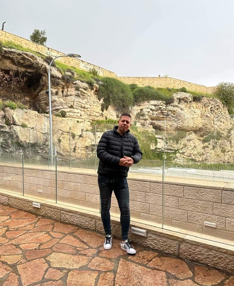 Johnny Sarria posando cerca del exterior de las murallas de Jerusalén.