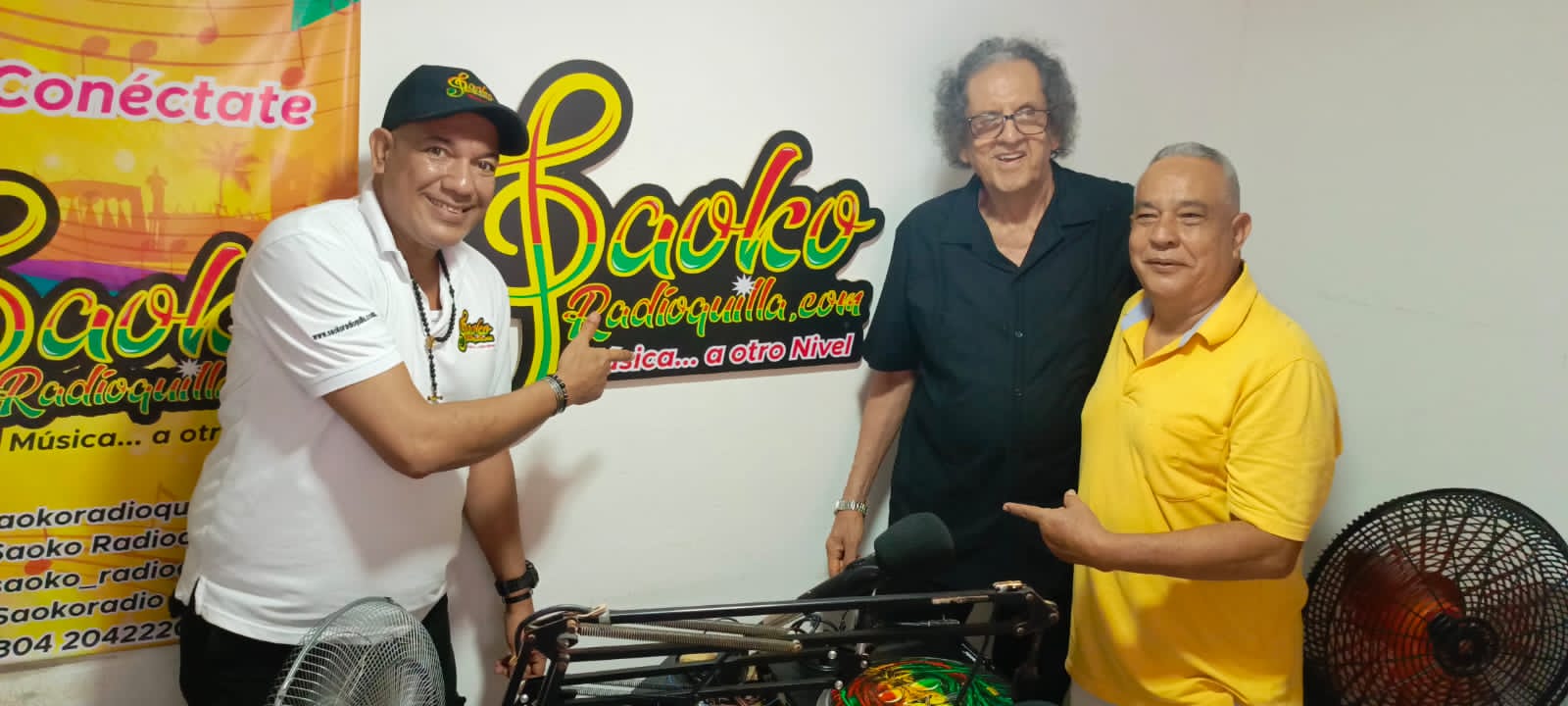 Manuel Henríquez junto a Danny Tinoco y a su lado el coleccionista Isidoro Corkidi.