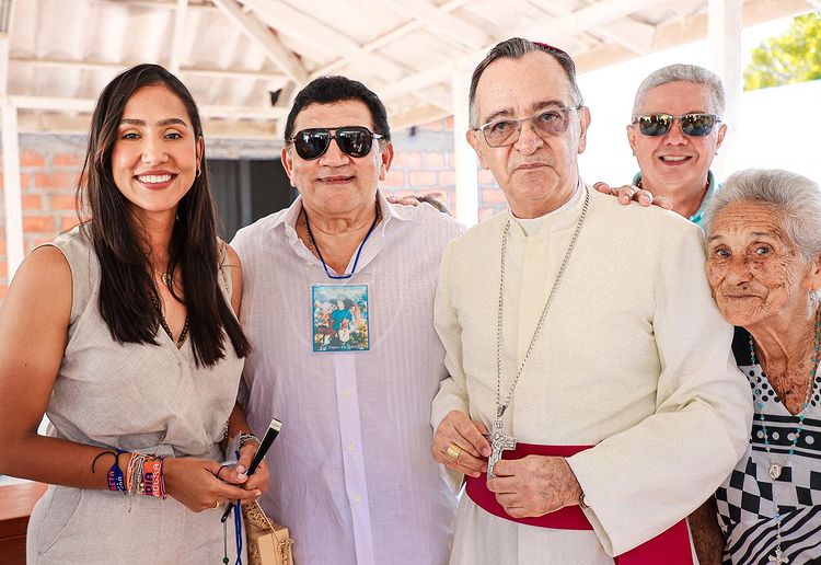 Claudia Margarita y y papá Poncho Zuleta en la celebración de las tradiciones en Los Tupes: Misa de San Rafael Arcángel