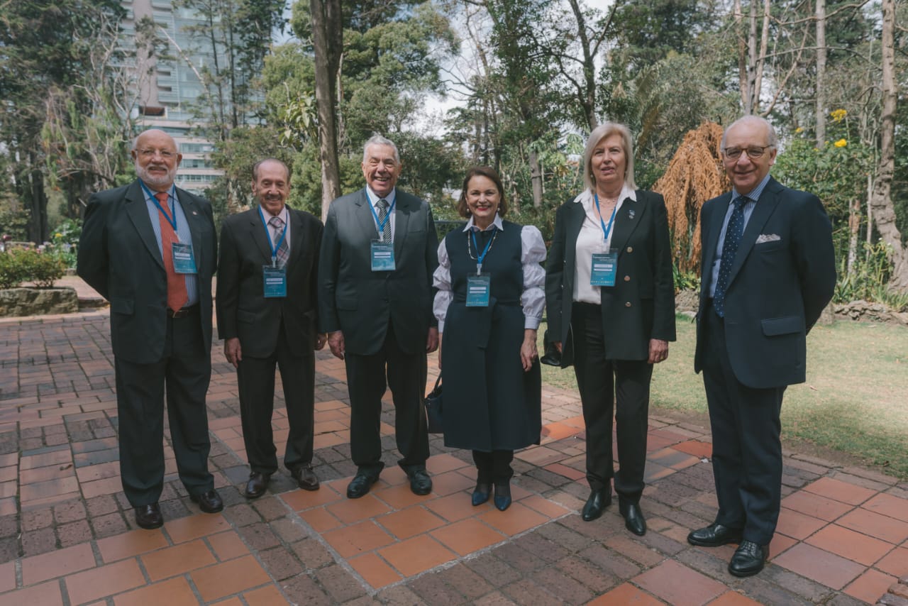 Ramiro Moreno Baldivieso, presidente de la Academia Nacional de Ciencias Jurídicas de Bolivia; José Antonio Moreno Rufinelli, presidente de la Academia Paraguaya de Derecho y Ciencias Sociales; Rubén Correa Freitas, de la Academia Nacional de Derecho del Uruguay; Lucy Cruz de Quiñones, Academia Colombiana de Jurisprudencia; Cecilia Fresnedo de Aguirre, de la Academia Nacional del Derecho de Uruguay y Diego Muñoz Tamayo, de la Academia Colombiana de Jurisprudencia.