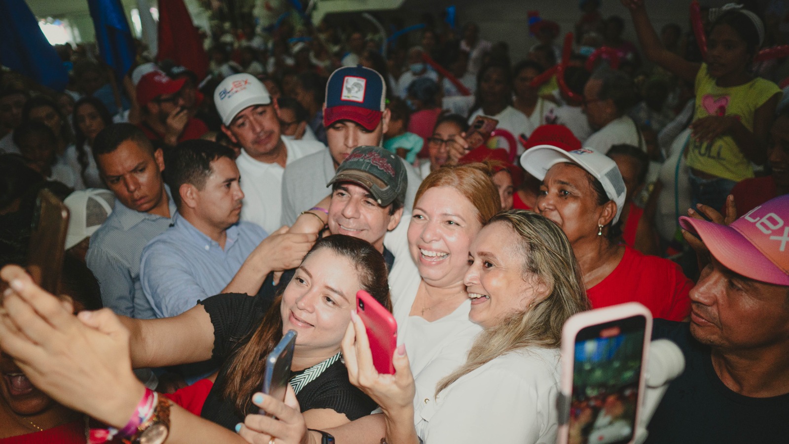 Alex Char en su emotivo encuentro con mujeres en Barranquilla