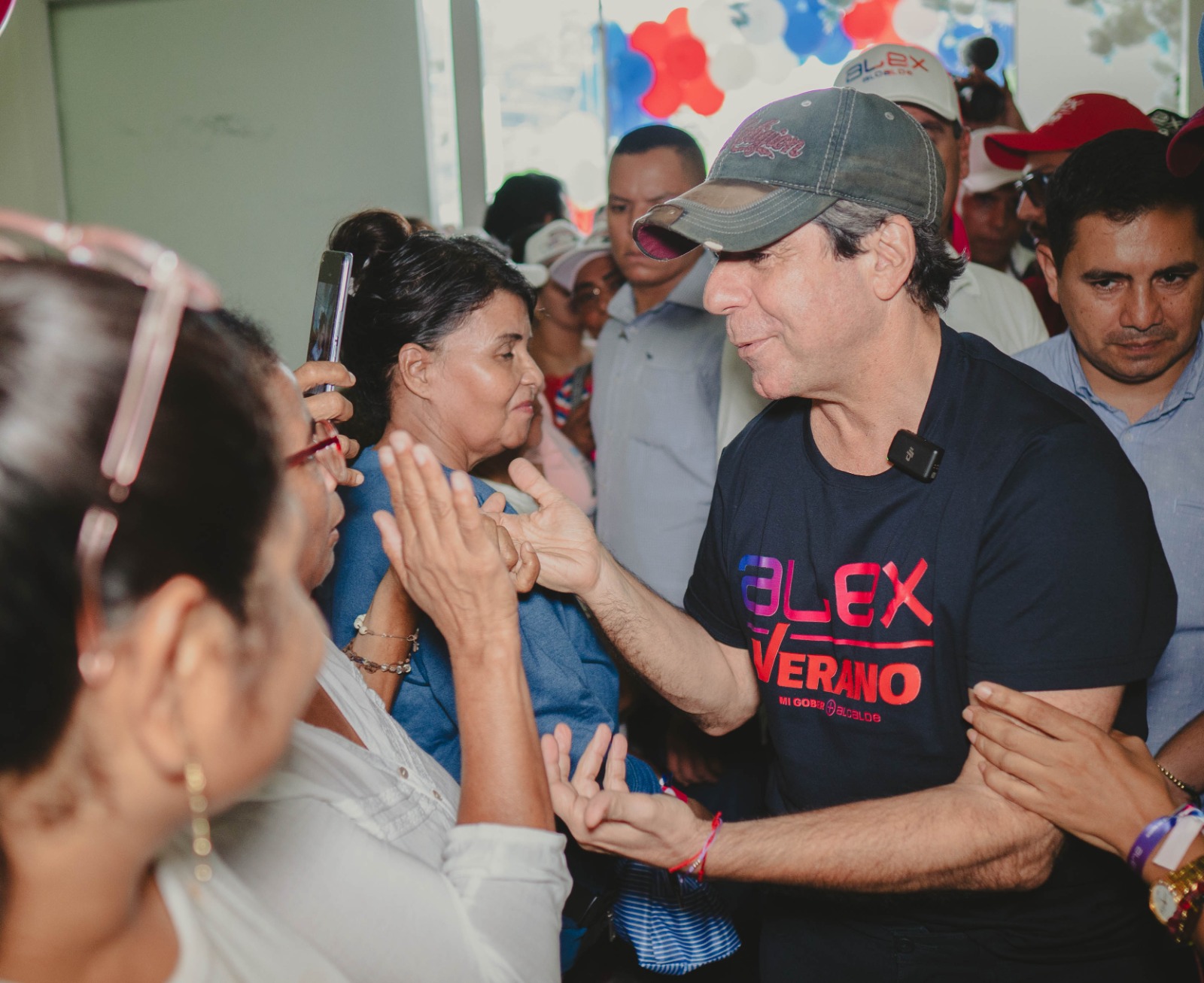 Alex Char, candidato a la Alcaldía de Barranquilla, saluda a algunas de las asistentes.