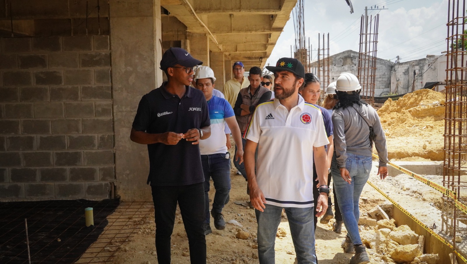 El Alcalde Jaime Pumarejo recorriendo las obras de remodelación.