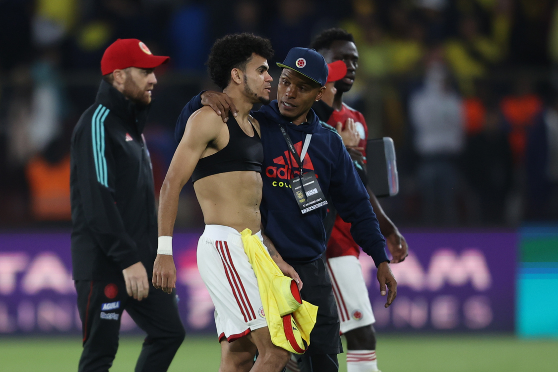 Luis Díaz es consolado por Amaral, auxiliar de Colombia, al final del partido.