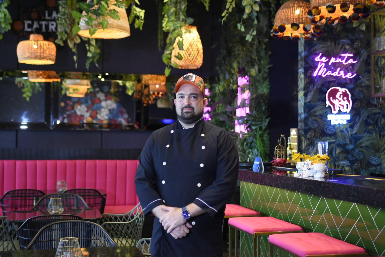 Michel Janna rodeado del ambiente mexicano que se respira en su restaurante 'La Catrina'