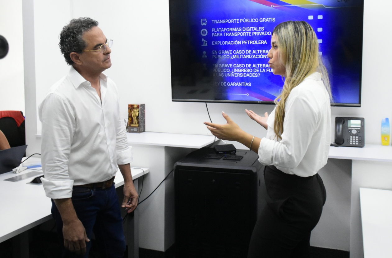 El candidato Raimundo Marenco y la periodista de Noticias RCN Daniela Mora