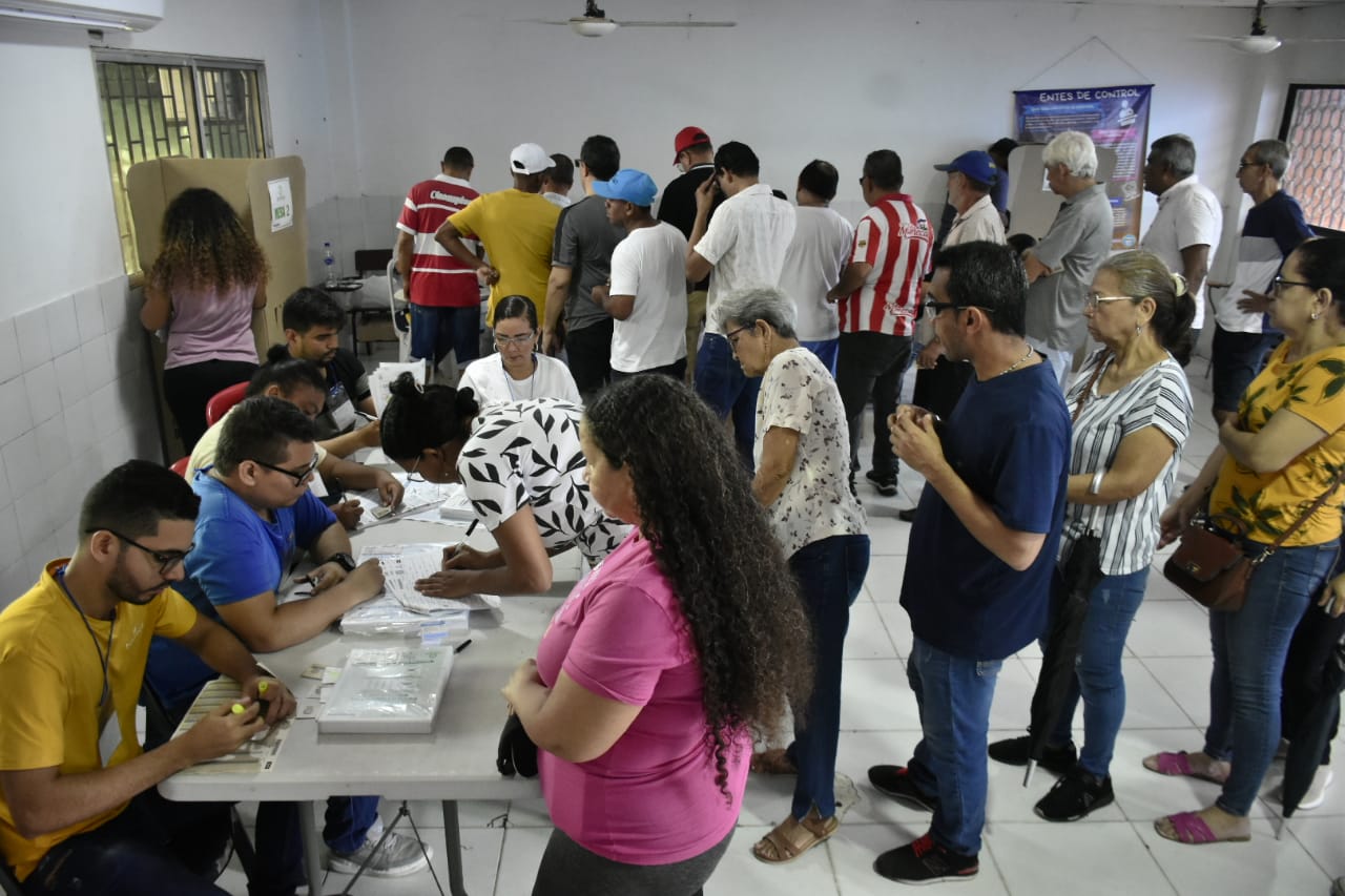 Ciudadanos esperando su turno para votar.