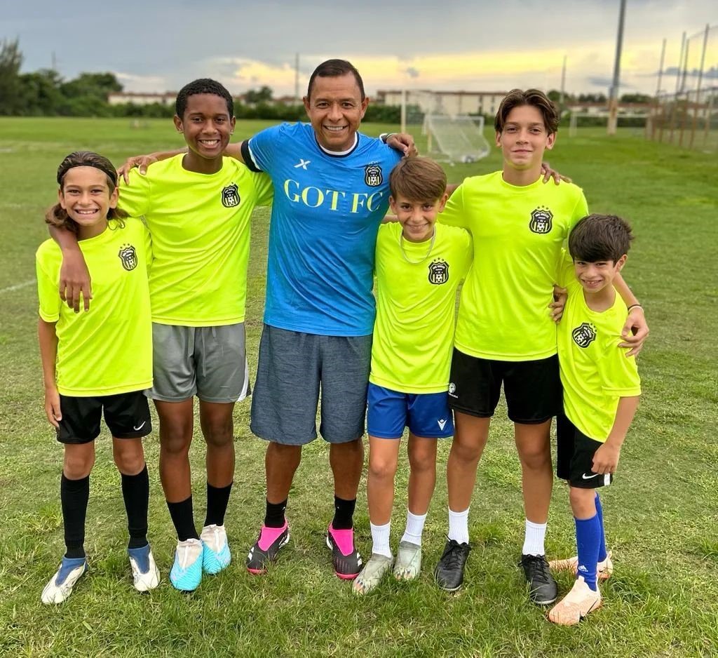 'El Bombardero' con integrantes de su academia de fútbol en la Florida. 