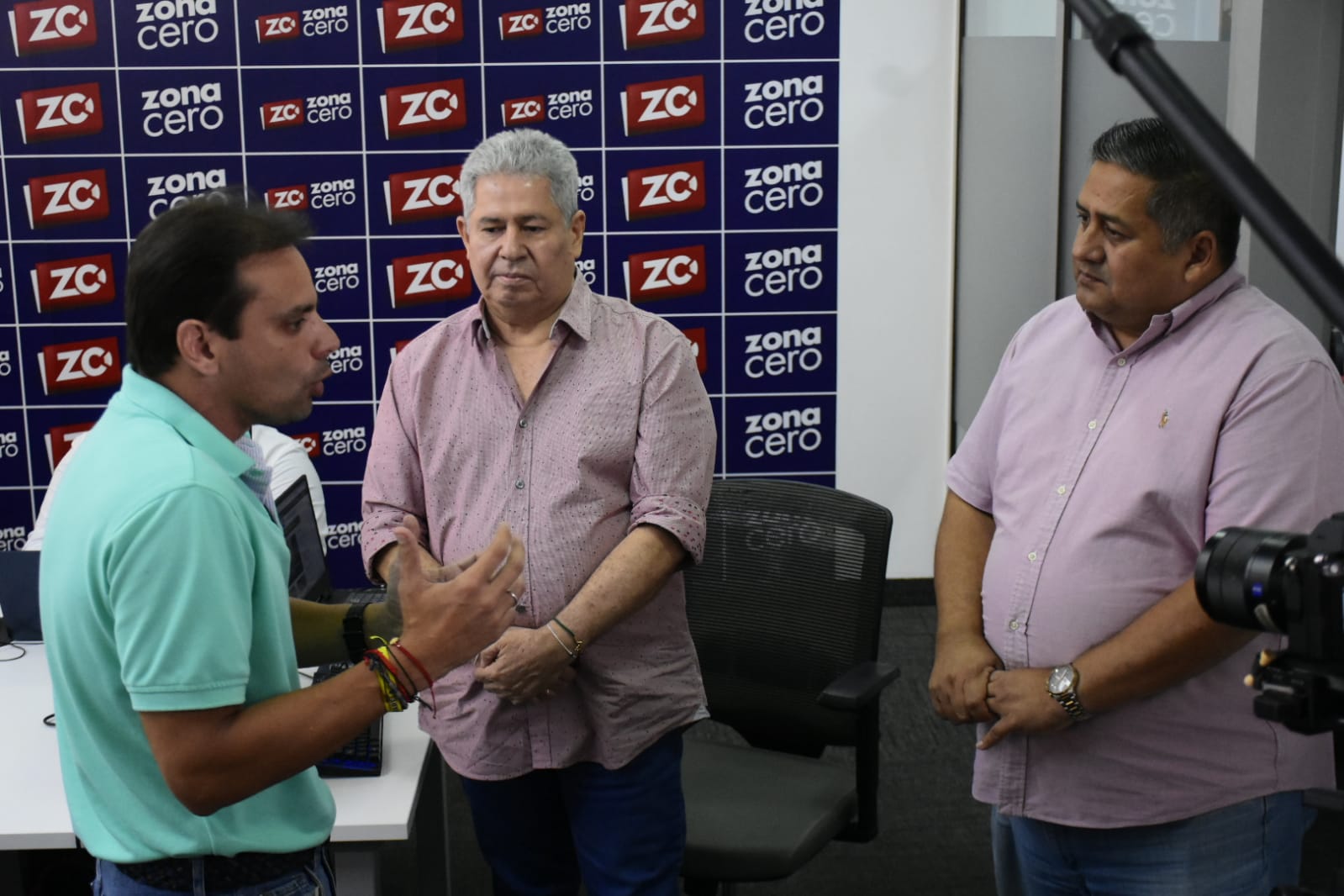 El editor general de Zona Cero, Laurian Puerta, y Bernardo Sanabria. de Noticias RCN, con Alfredo Varela