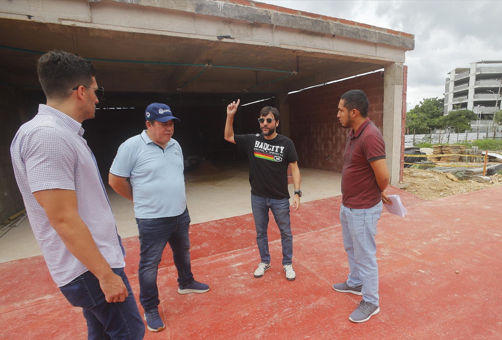 Alcalde de Barranquilla, Jaime Pumarejo realizando recorrido a las obras.