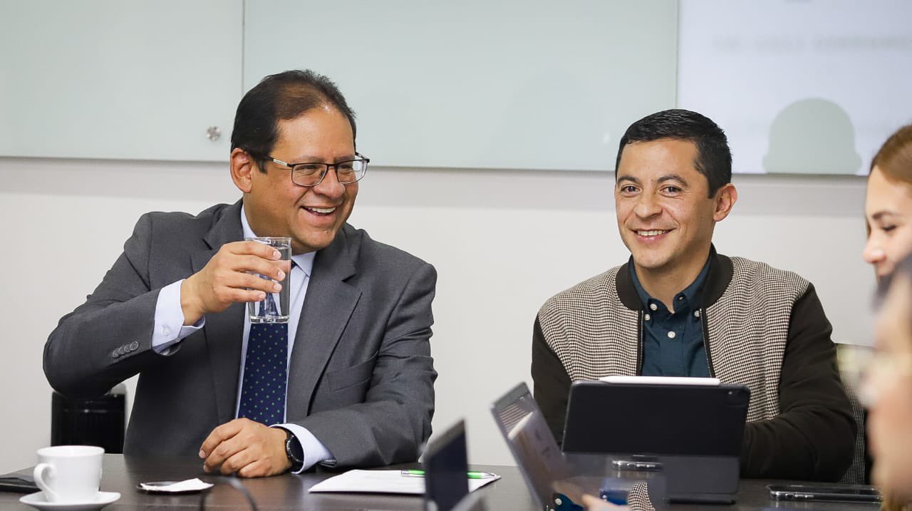 El director del IGAC, Gustavo Marulanda, y Juan Fernando Godoy, del Fondo Colombia en Paz