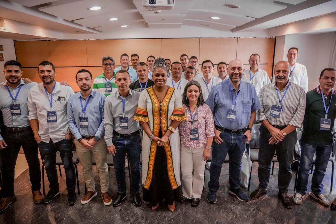 La Ministra de Educación con personal de la ESAP en encuentro de alcaldes en Barranquilla.